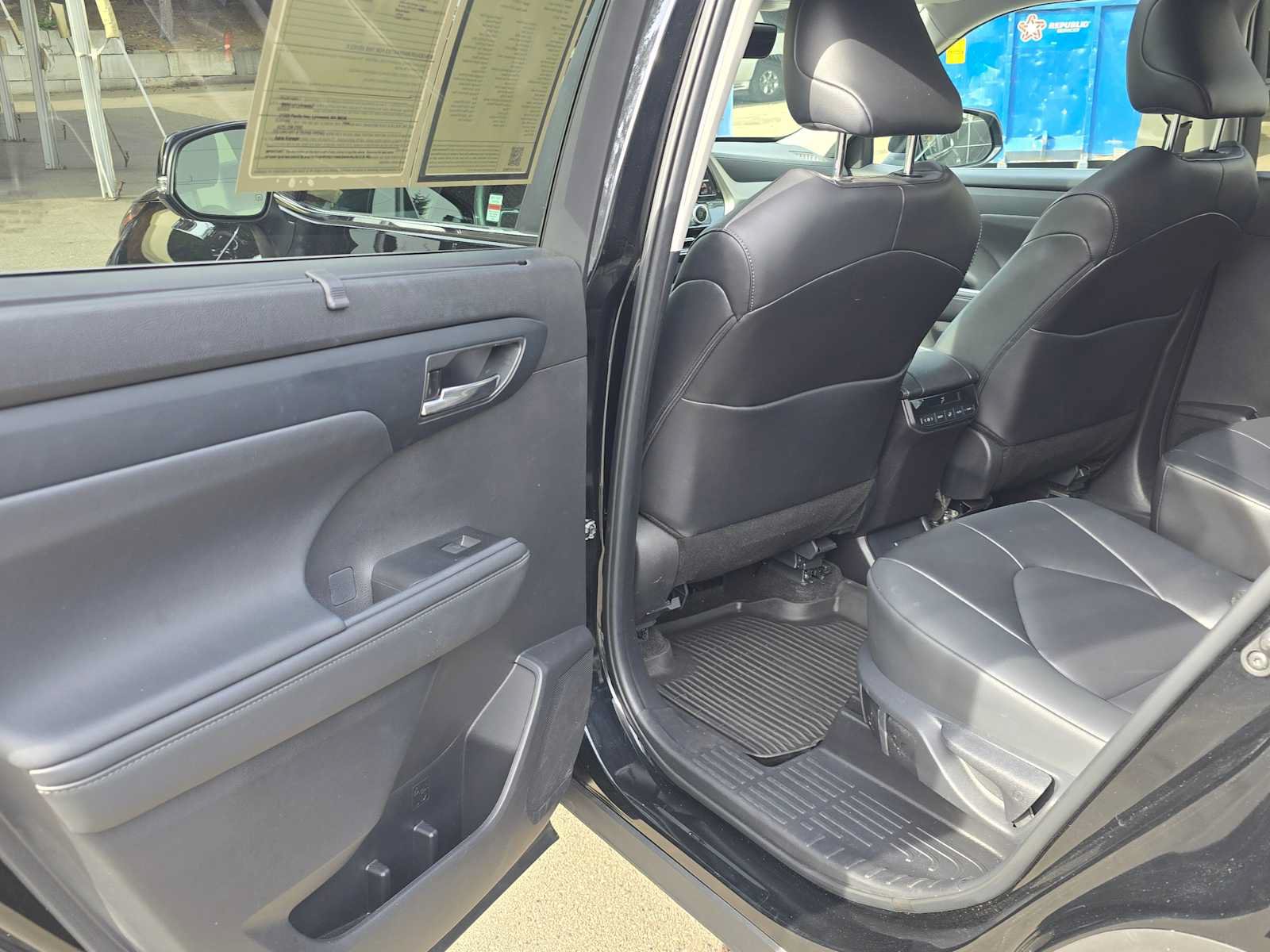 Used 2024 Toyota Highlander XLE AWD/4WD image 15