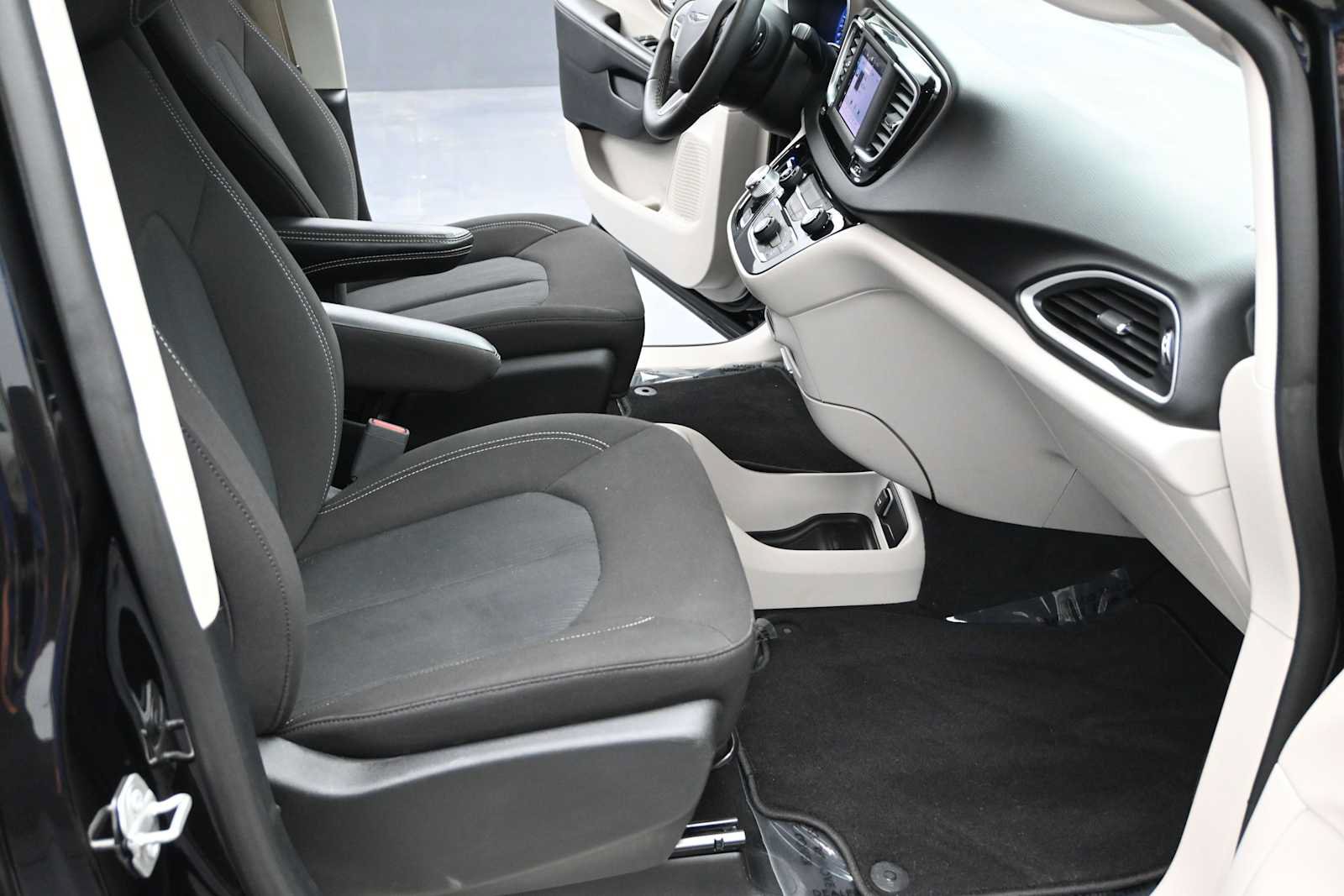 Used 2024 Chrysler Voyager LX FWD image 17