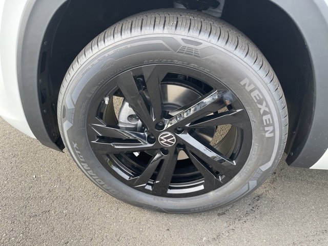 New 2026 Volkswagen Atlas Cross Sport SEL R-Line image 11