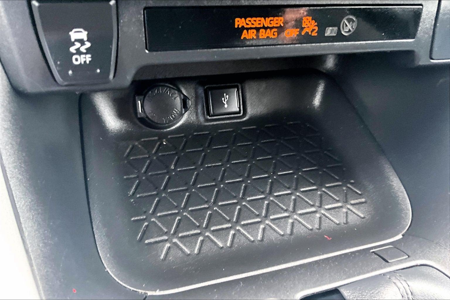 Used 2022 Toyota RAV4 LE AWD/4WD image 30
