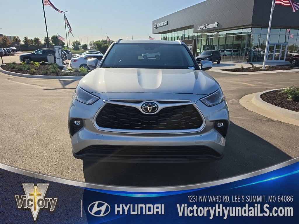 Used 2025 Toyota Highlander XLE AWD/4WD image 3