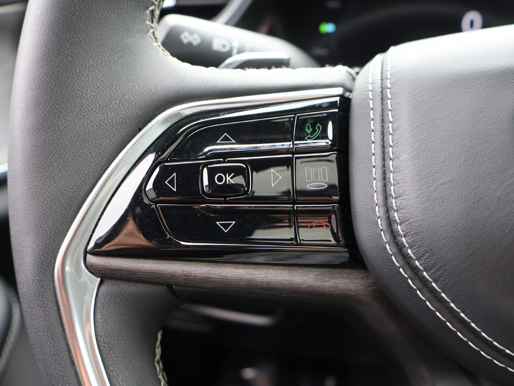 Used 2023 Jeep Grand Cherokee Overland AWD/4WD image 27