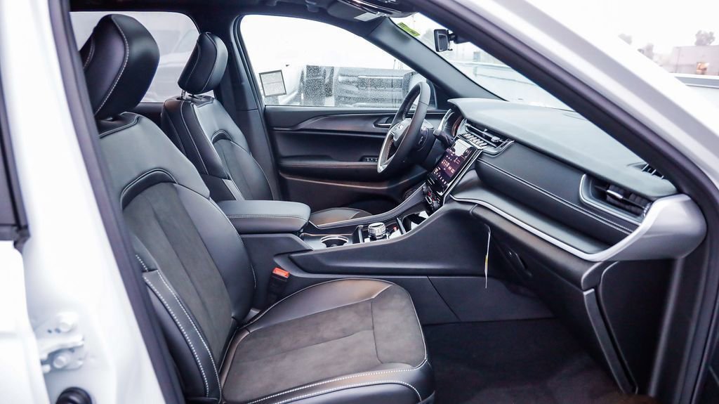 New 2025 Jeep Grand Cherokee Altitude image 18