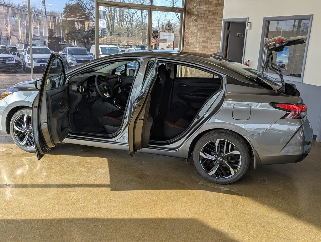 New 2025 Nissan Versa SR w/ Trunk Package image 12