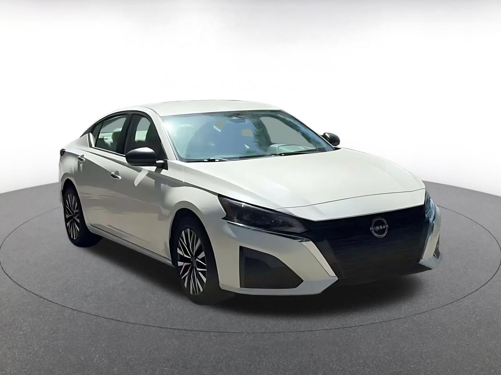 Used 2025 Nissan Altima 2.5 SV FWD image 3