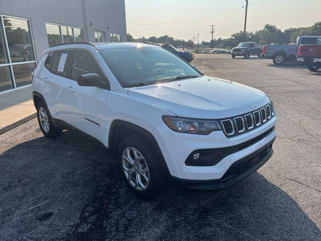 Used 2024 Jeep Compass Latitude AWD/4WD image 3