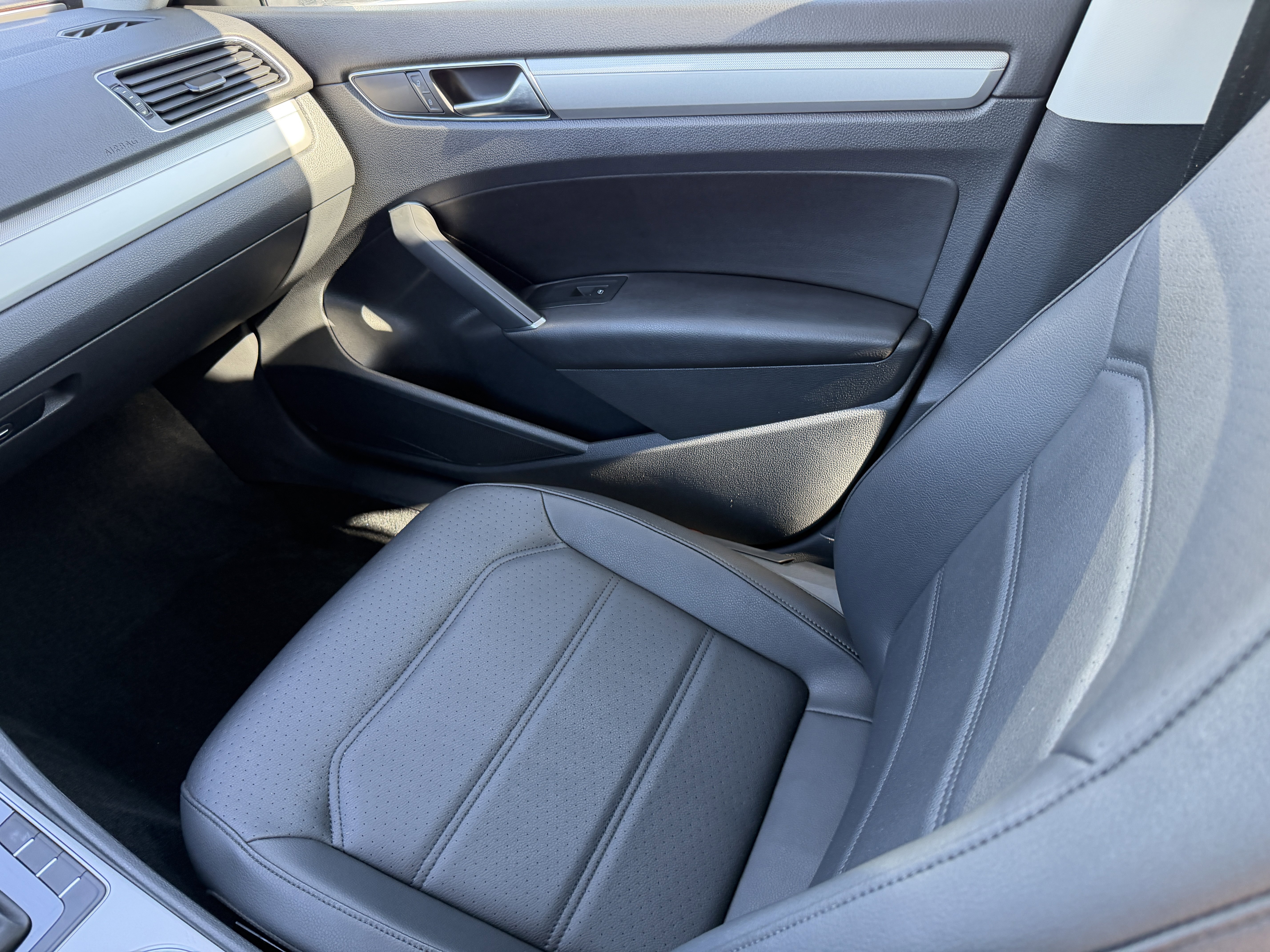 Used 2019 Volkswagen Passat 2.0T Wolfsburg image 14