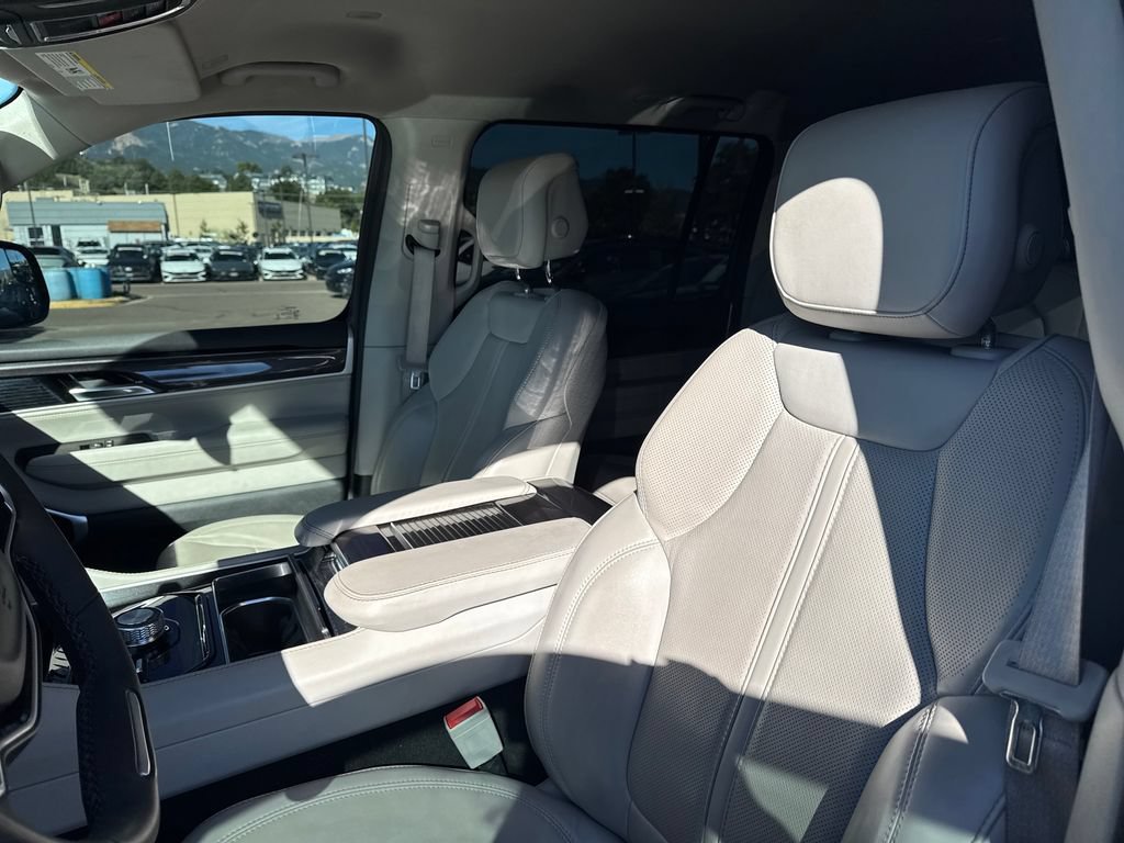Used 2022 Jeep Wagoneer Series I AWD/4WD image 9