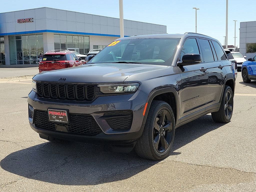 Used 2023 Jeep Grand Cherokee Altitude AWD/4WD image 4