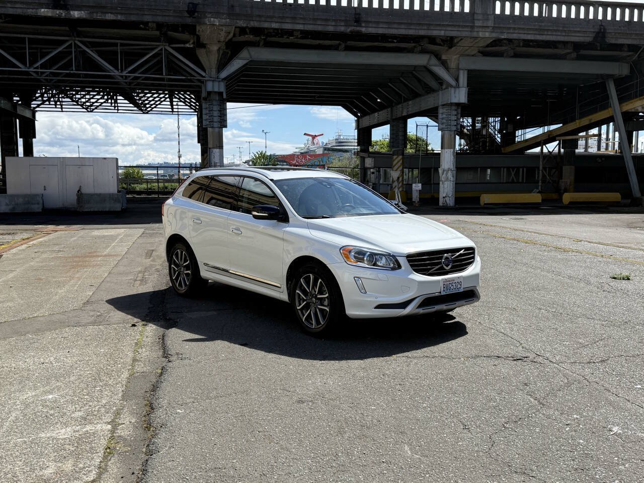 Used 2017 Volvo XC60 T6 Dynamic w/ Preferred Option Package AWD/4WD image 15