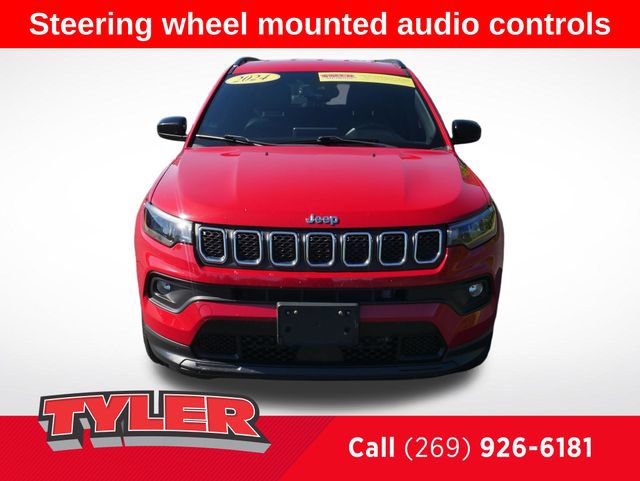 Used 2024 Jeep Compass Latitude AWD/4WD image 2