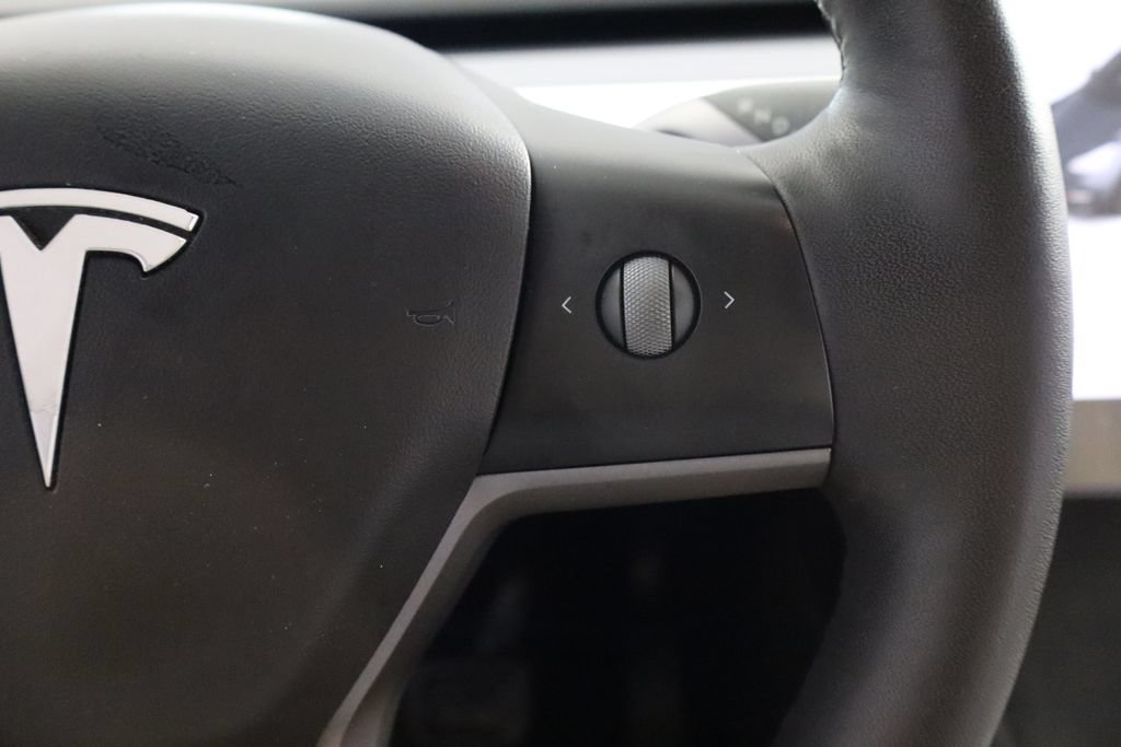 Used 2021 Tesla Model Y Long Range AWD/4WD image 23