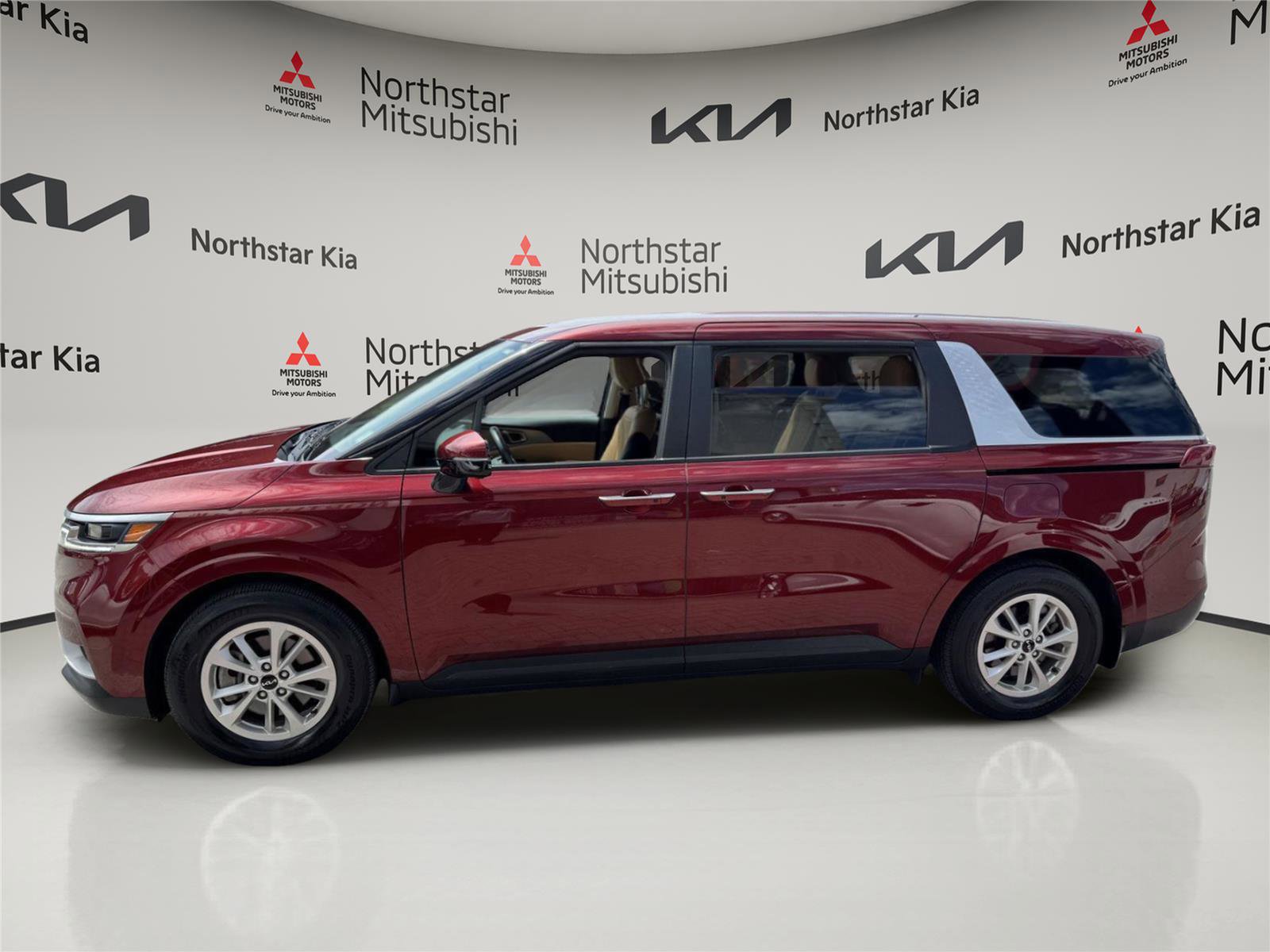 Used 2023 Kia Carnival LX FWD image 2