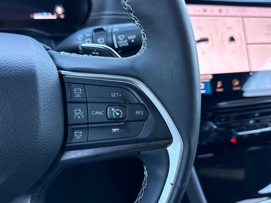 Used 2024 Jeep Grand Cherokee Limited w/ Black Appearance Package image 18