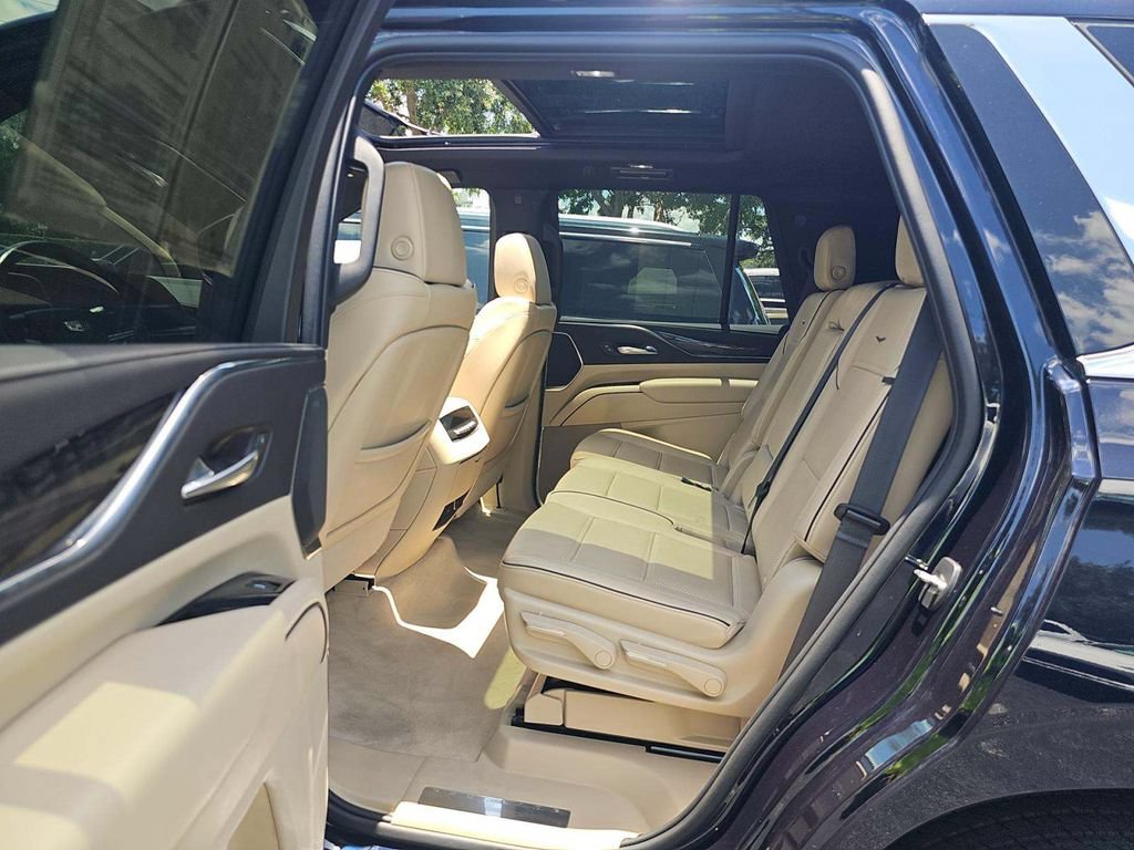 Used 2022 Cadillac Escalade Premium Luxury AWD/4WD image 5