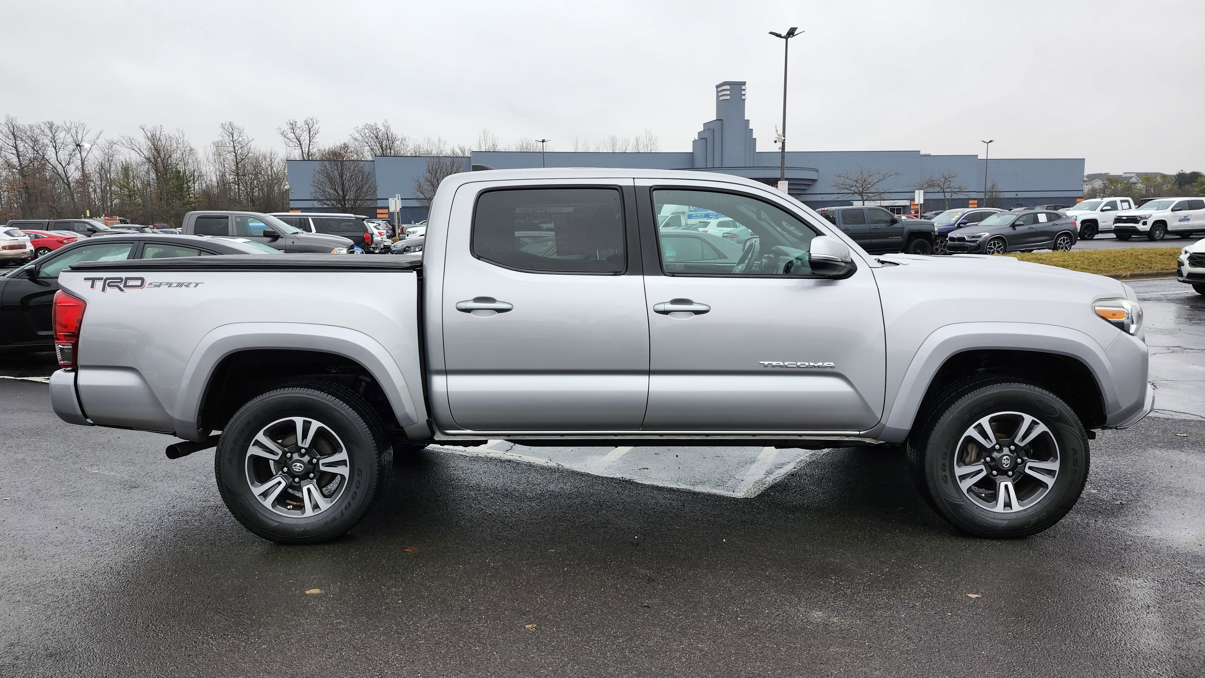 Used 2016 Toyota Tacoma TRD Sport image 17