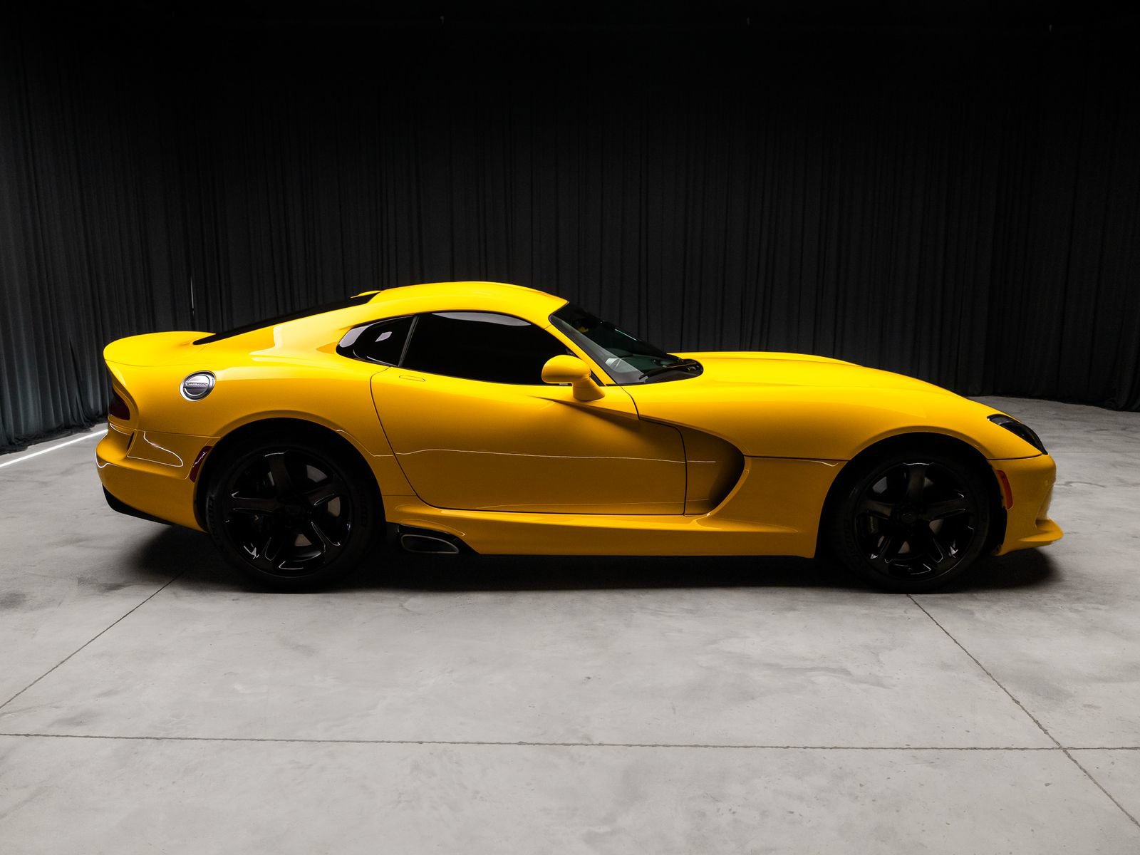 Used 2014 SRT Viper SRT-10 w/ Grand Touring Package RWD image 14