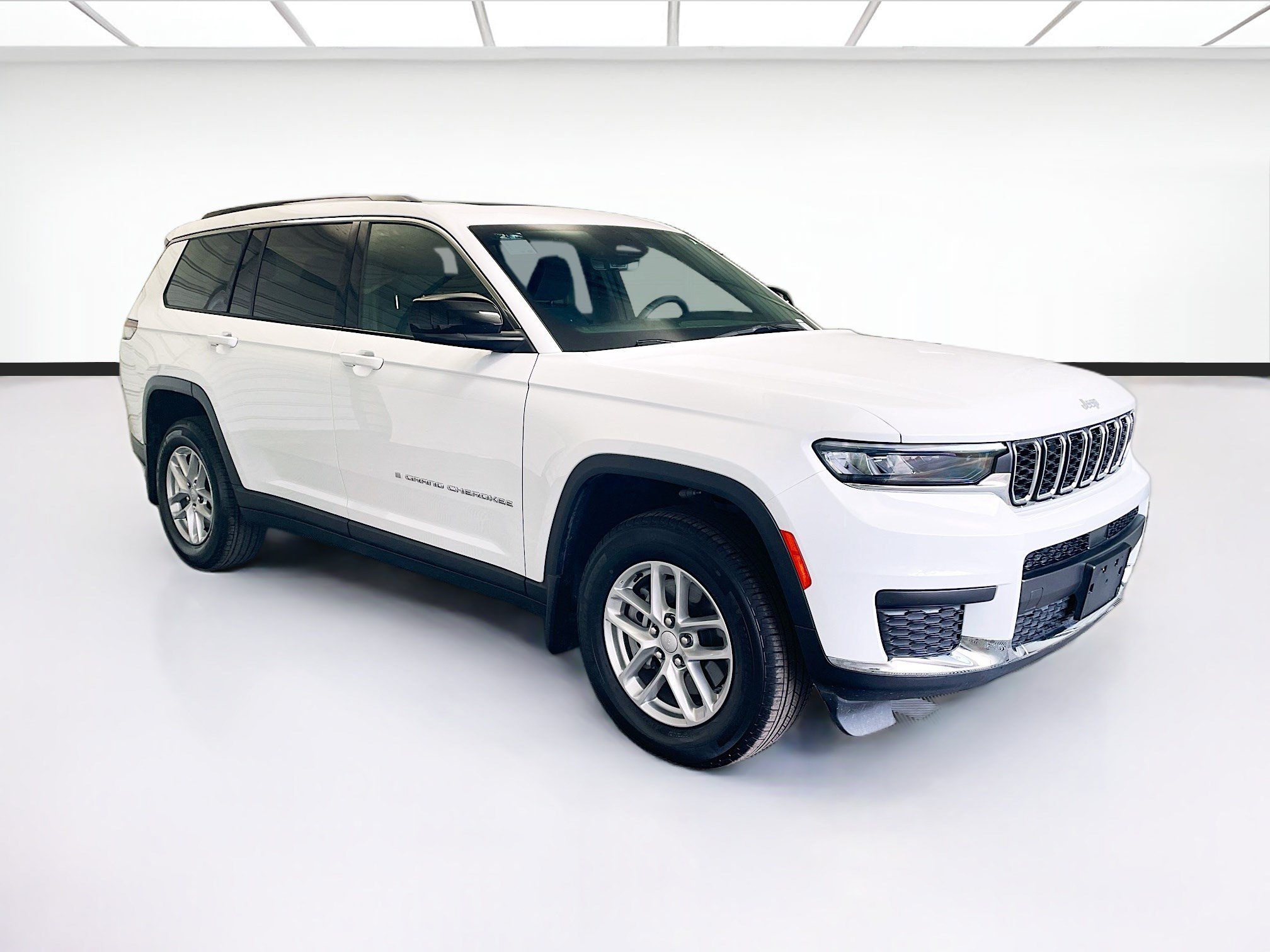 Used 2025 Jeep Grand Cherokee L Laredo RWD image 3