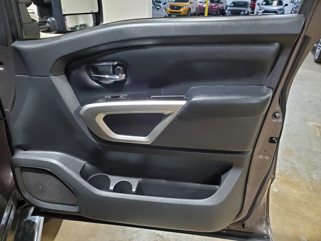 Used 2017 Nissan Titan SV AWD/4WD image 15