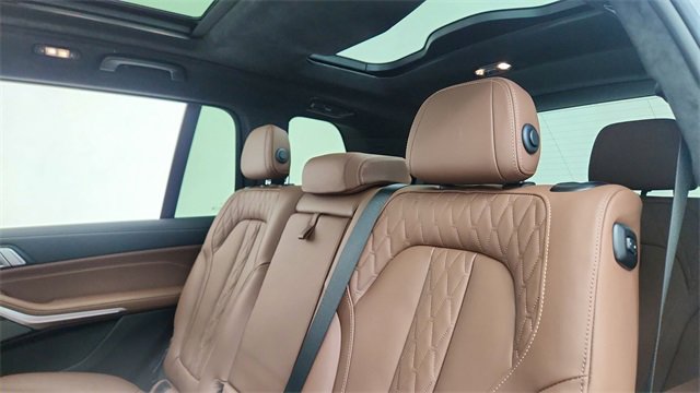 Used 2025 BMW X7 M60i image 33