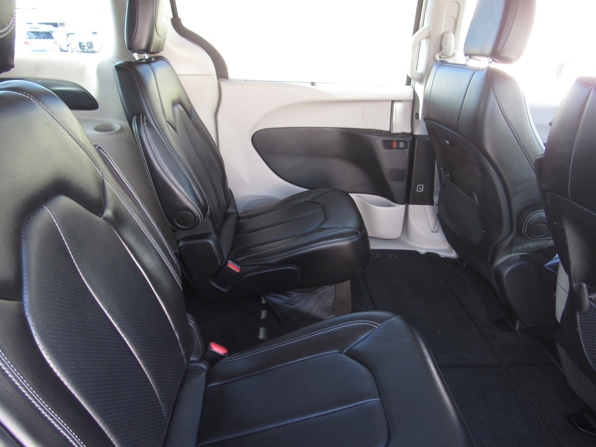 Used 2024 Chrysler Pacifica Touring-L image 11