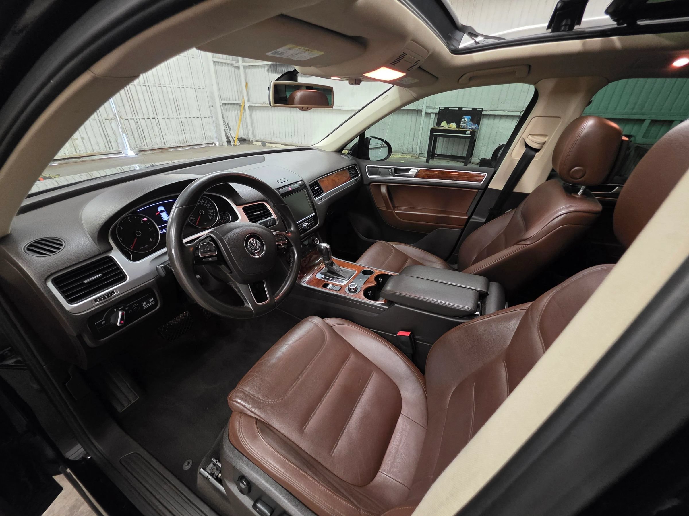 Used 2013 Volkswagen Touareg TDI AWD/4WD image 9