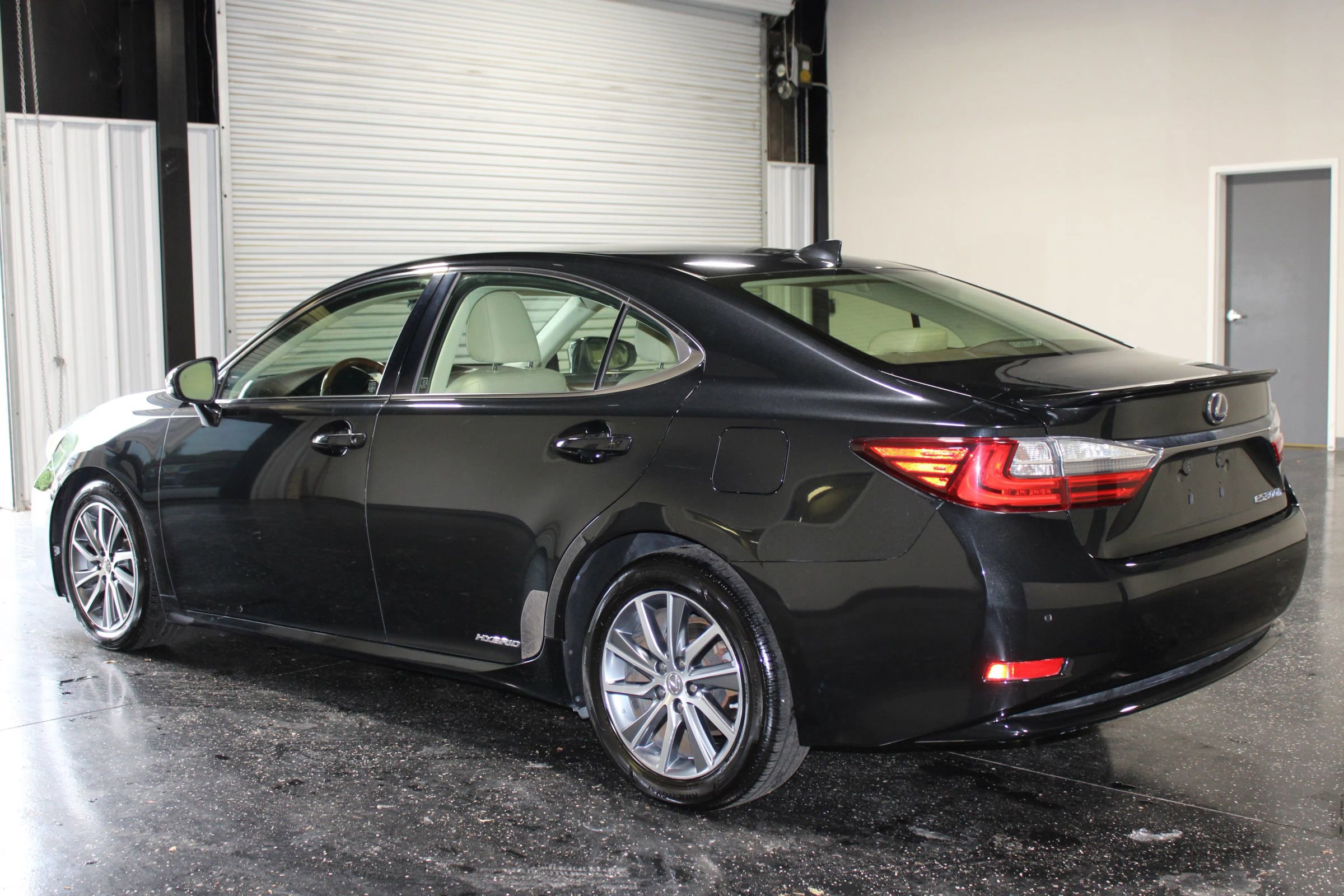 Used 2016 Lexus ES 300h w/ Luxury Package w/Wood Trim FWD image 5