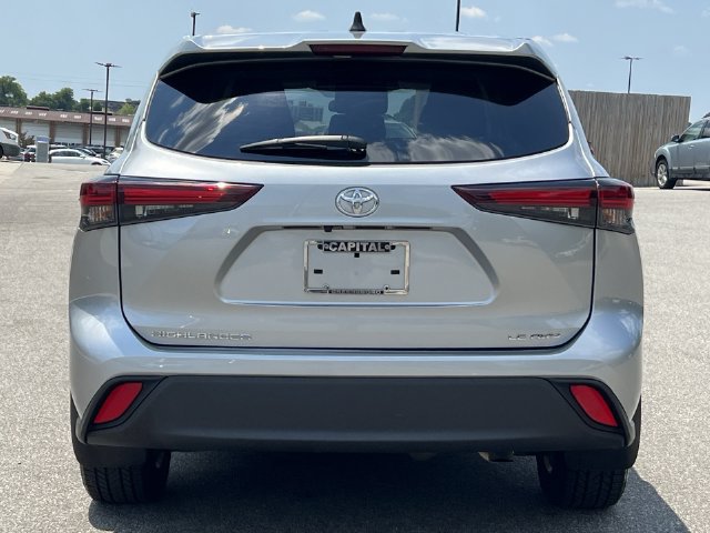 Used 2024 Toyota Highlander LE AWD/4WD image 12