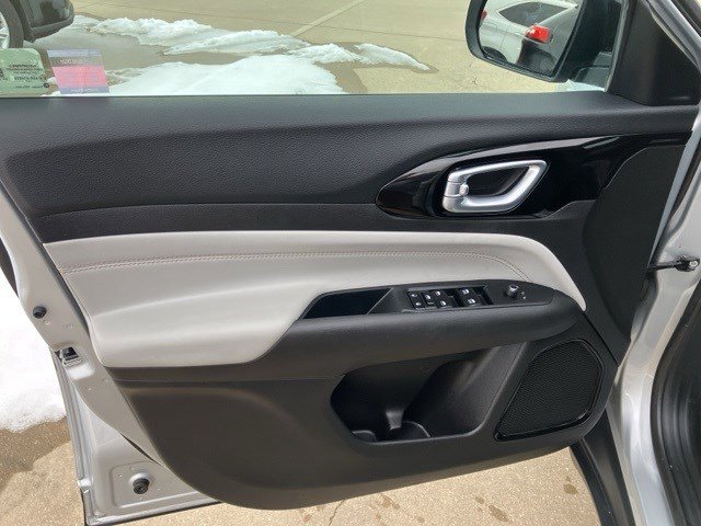 Certified 2025 Jeep Compass Limited image 9