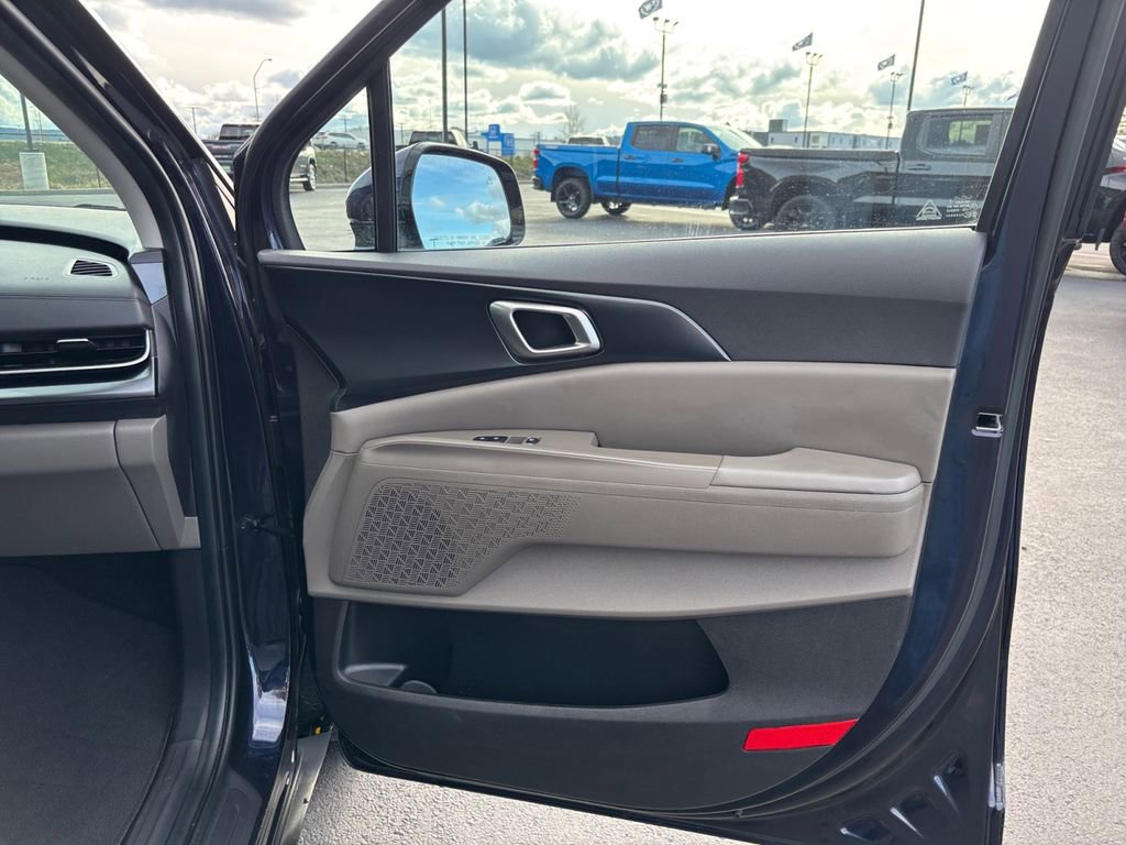 Used 2025 Kia Carnival FWD image 26