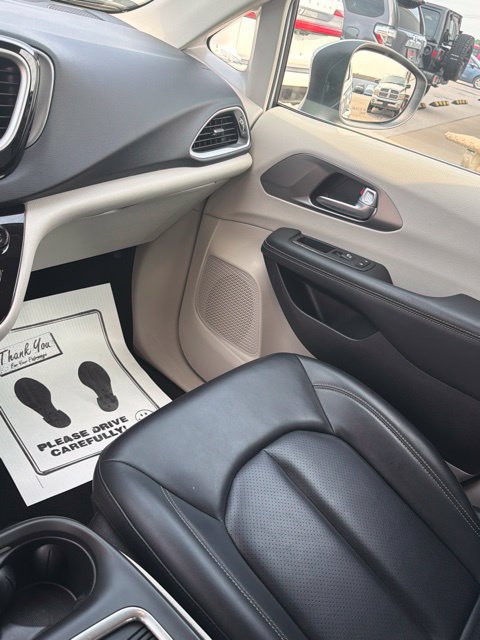 Used 2023 Chrysler Pacifica Touring-L FWD image 27