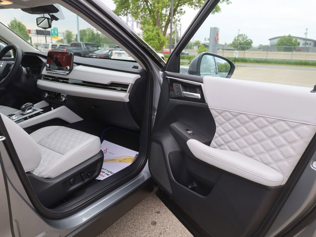 New 2025 Mitsubishi Outlander SEL image 18