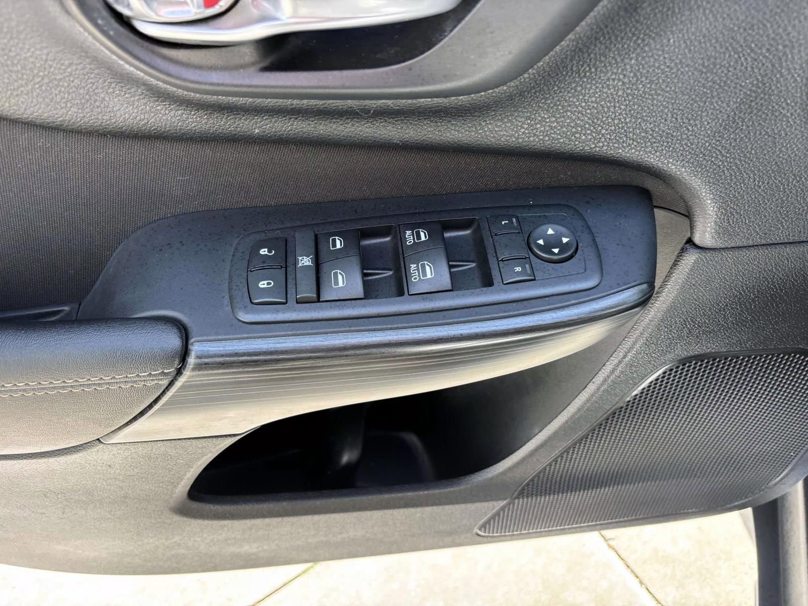 Used 2017 Jeep Cherokee Latitude w/ Comfort/Convenience Group FWD image 13