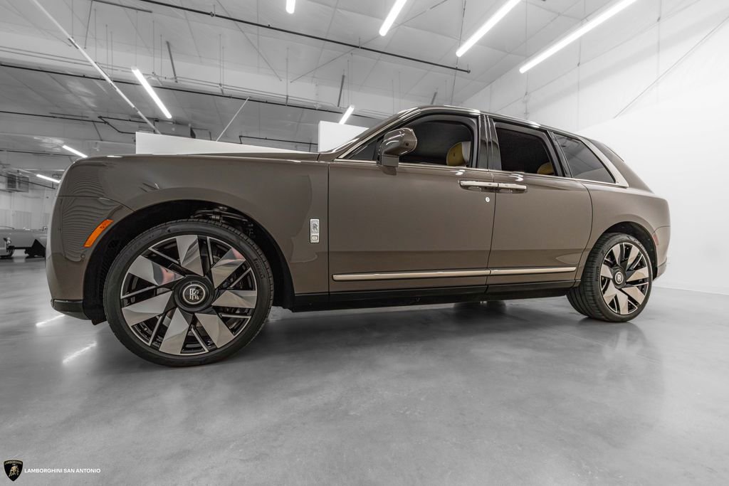 Used 2025 Rolls-Royce Cullinan w/ Dynamic Package image 21