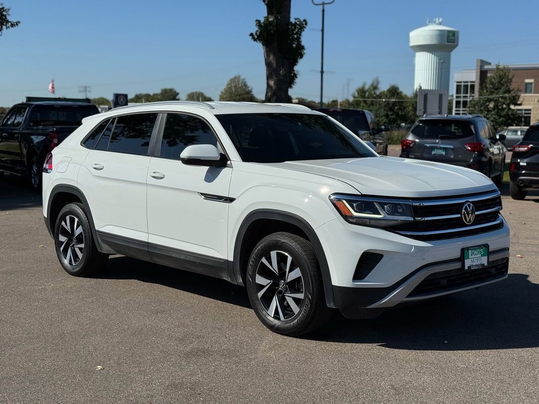 Used 2022 Volkswagen Atlas Cross Sport SE image 2