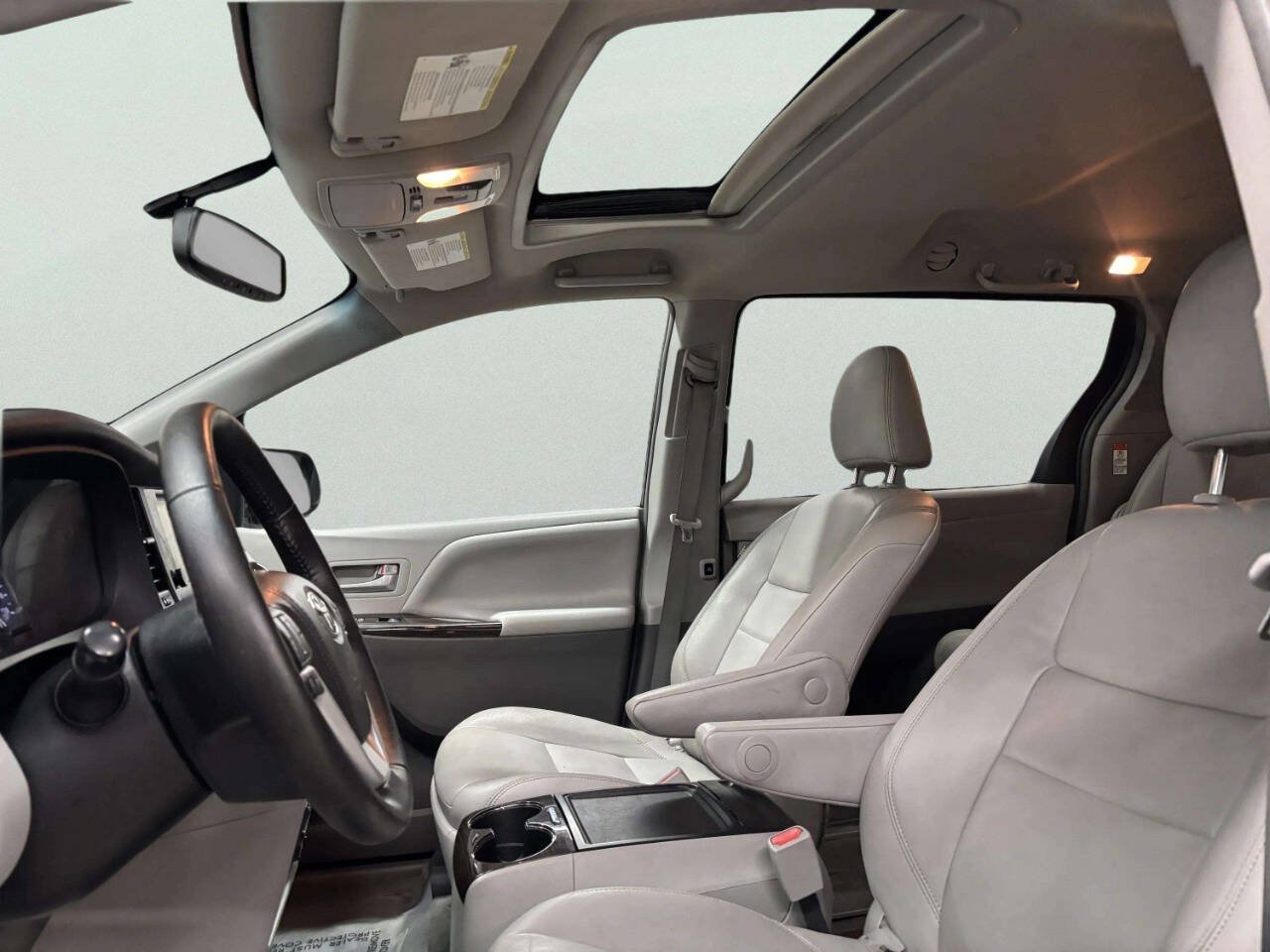 Used 2015 Toyota Sienna XLE FWD image 17