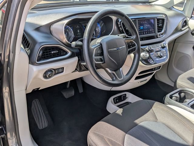 Used 2020 Chrysler Pacifica Touring FWD image 13