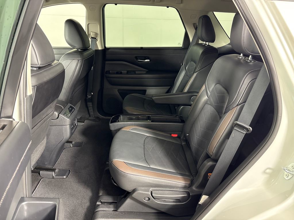 Used 2024 Nissan Pathfinder Platinum FWD image 28