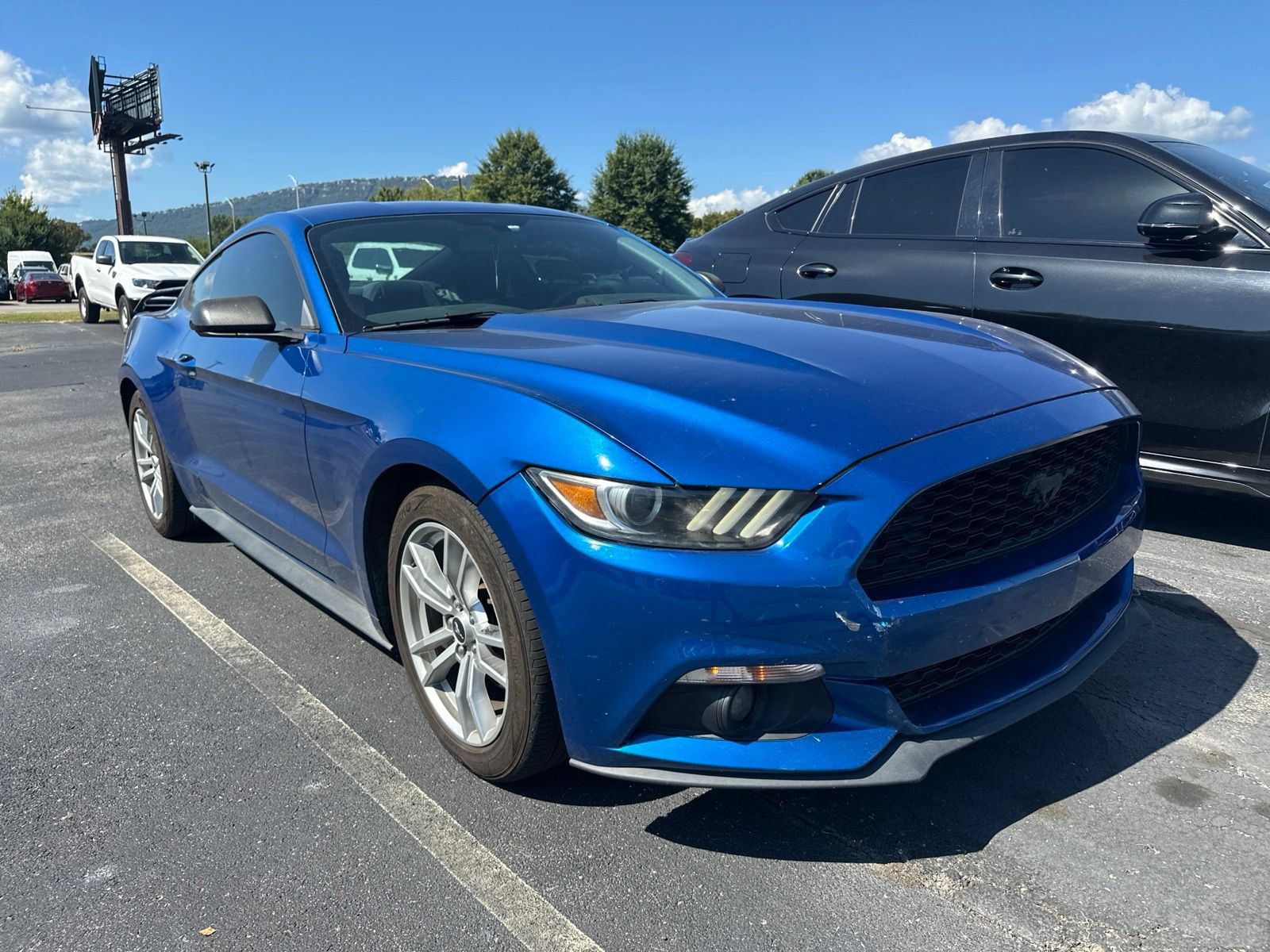 Used 2017 Ford Mustang Coupe RWD image 3
