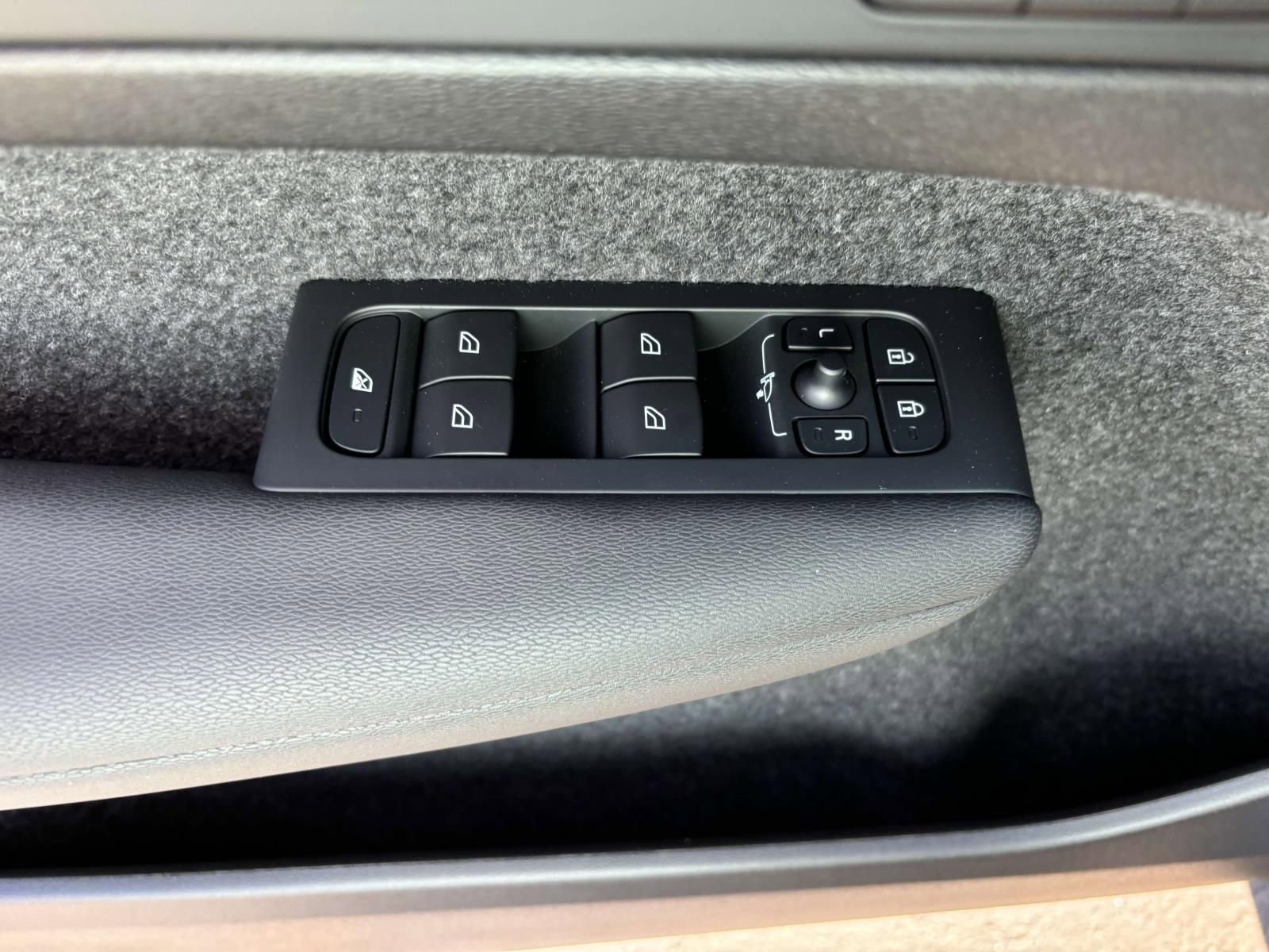 New 2024 Volvo XC40 Recharge Core w/ Protection Package Premier image 13