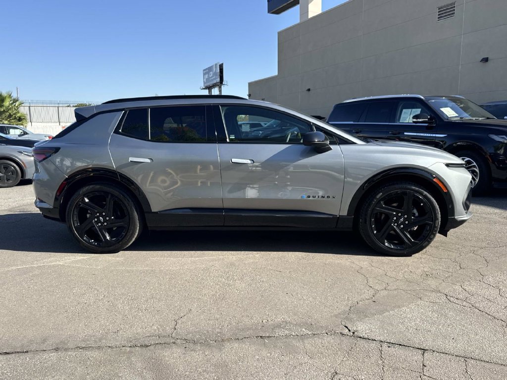 Used 2024 Chevrolet Equinox EV RS FWD image 2