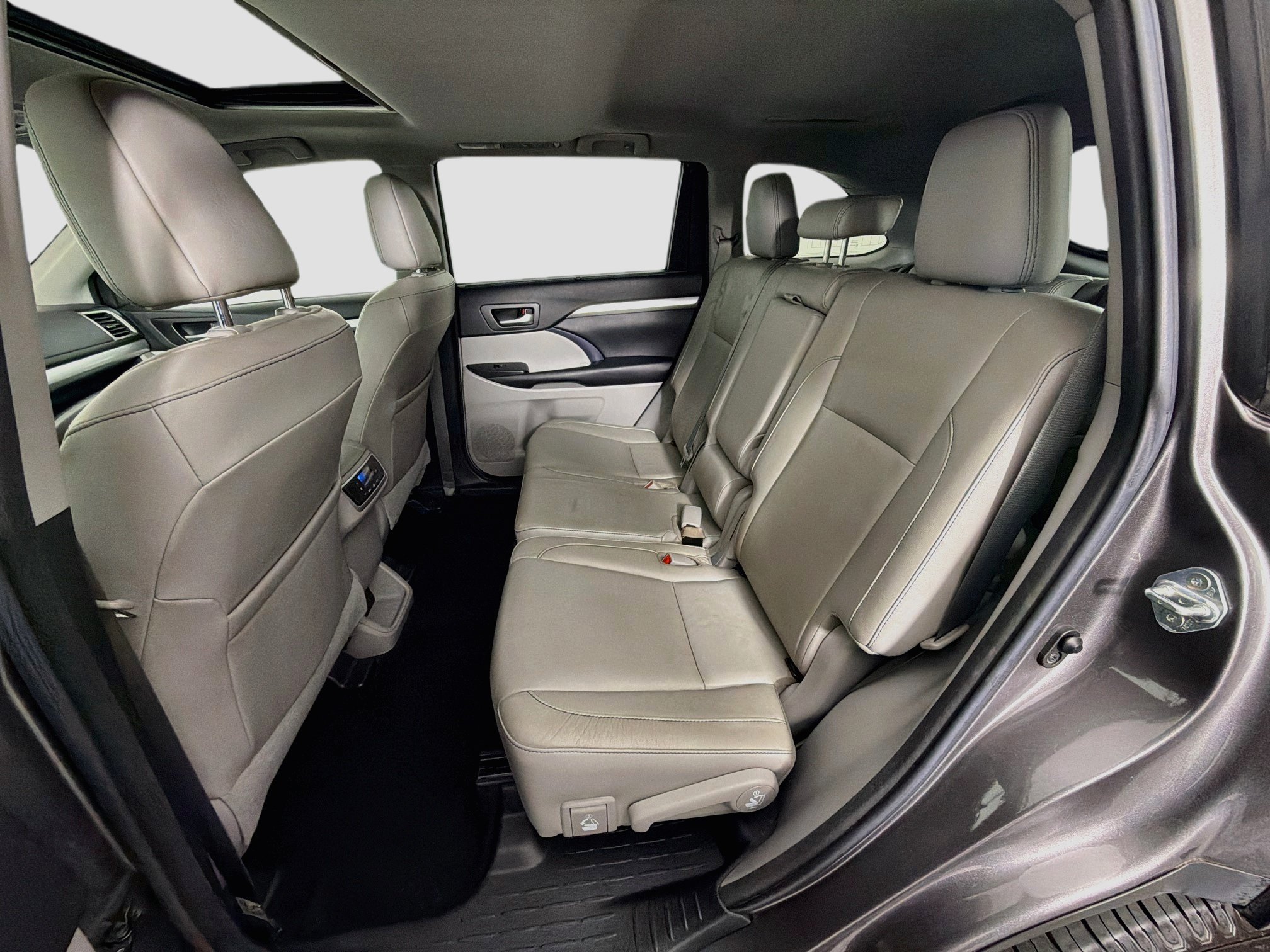 Used 2017 Toyota Highlander XLE w/ Carpet Mat Package AWD/4WD image 30
