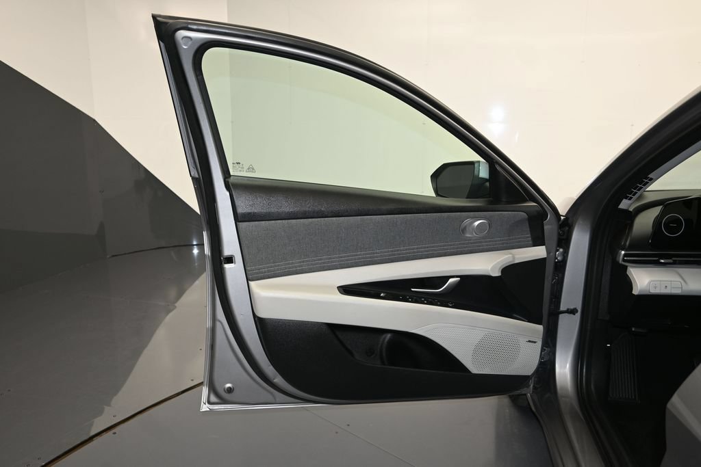 Used 2025 Hyundai Elantra Limited FWD image 10