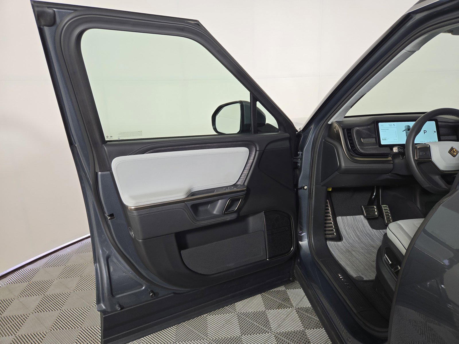 Used 2024 Rivian R1S Adventure AWD/4WD image 16