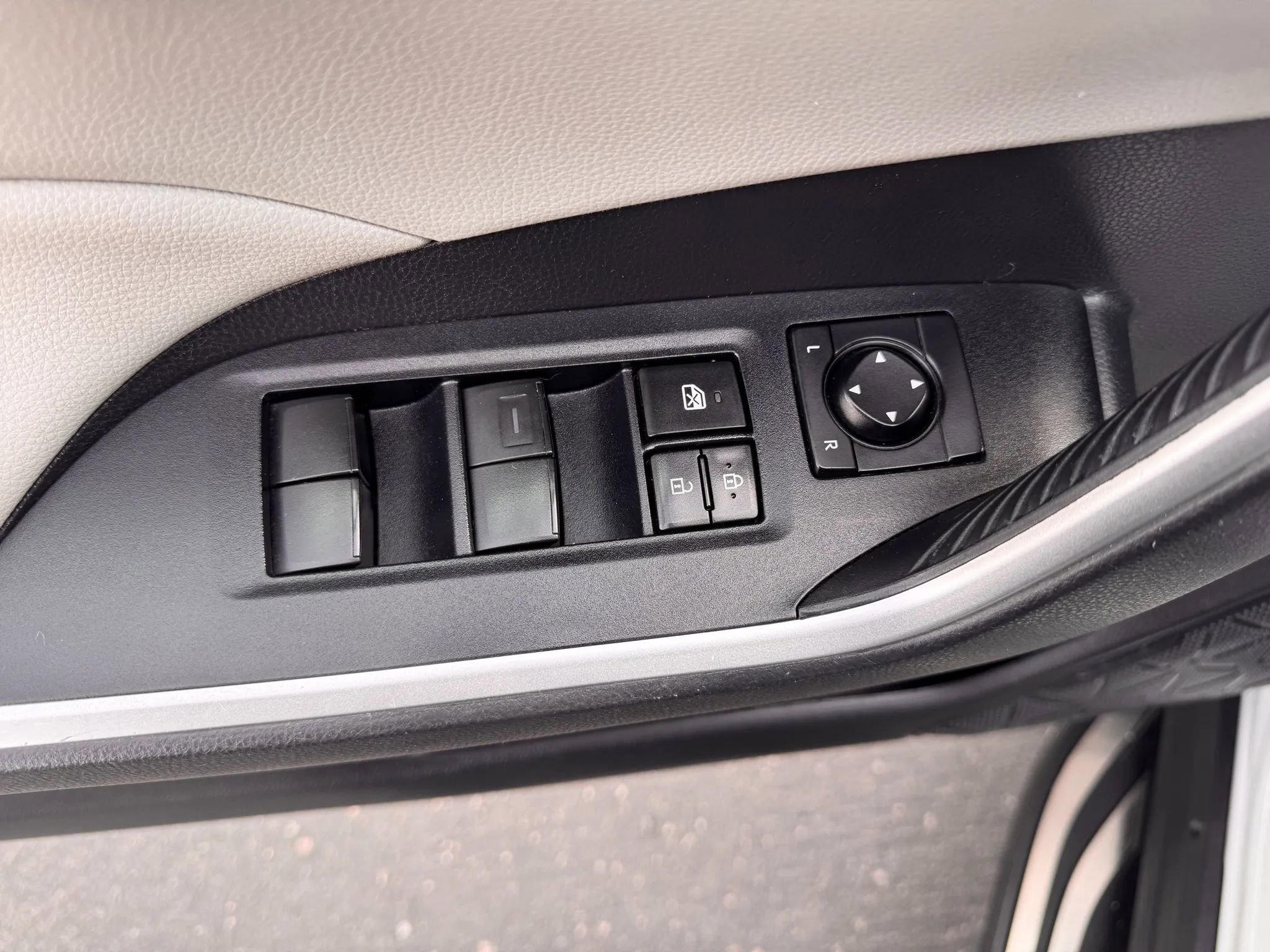 Used 2021 Toyota RAV4 XLE w/ Carpet Mat Package (TMS) image 26