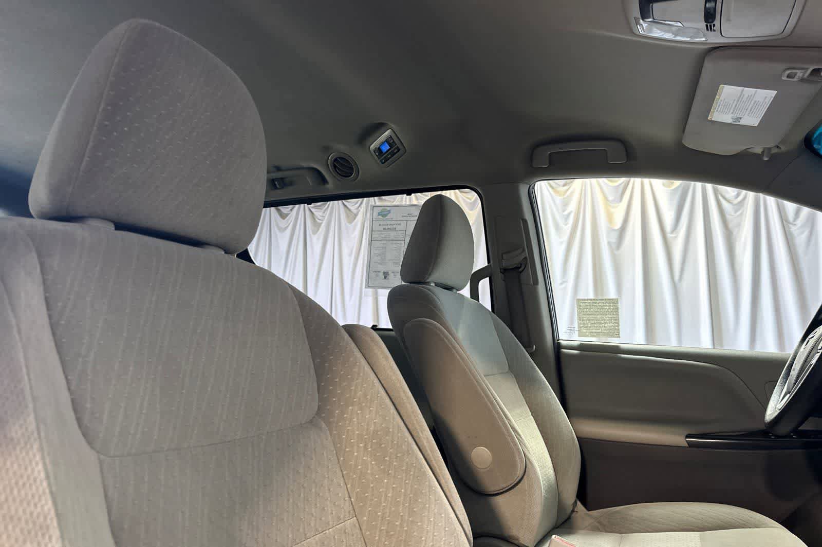 Used 2017 Toyota Sienna LE image 19