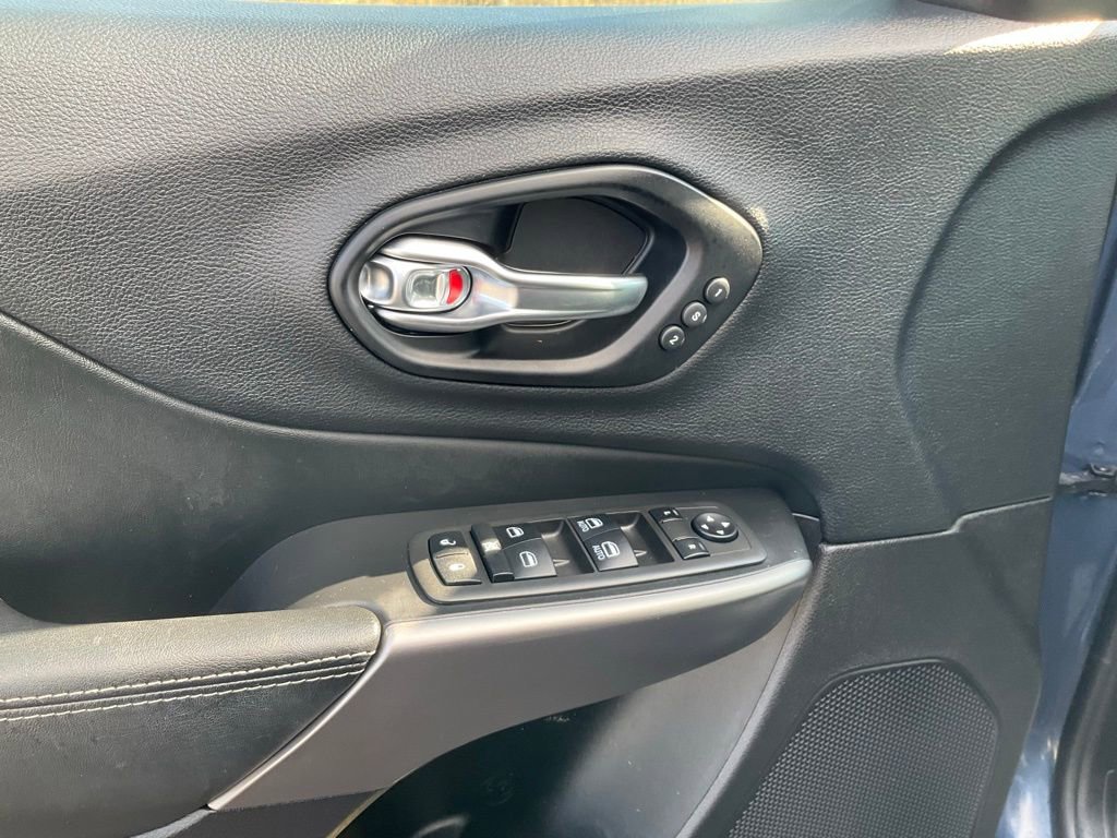 Used 2021 Jeep Cherokee Limited image 17