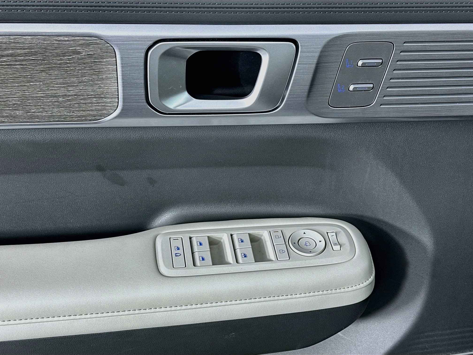 Used 2025 Hyundai Santa Fe Limited FWD image 15