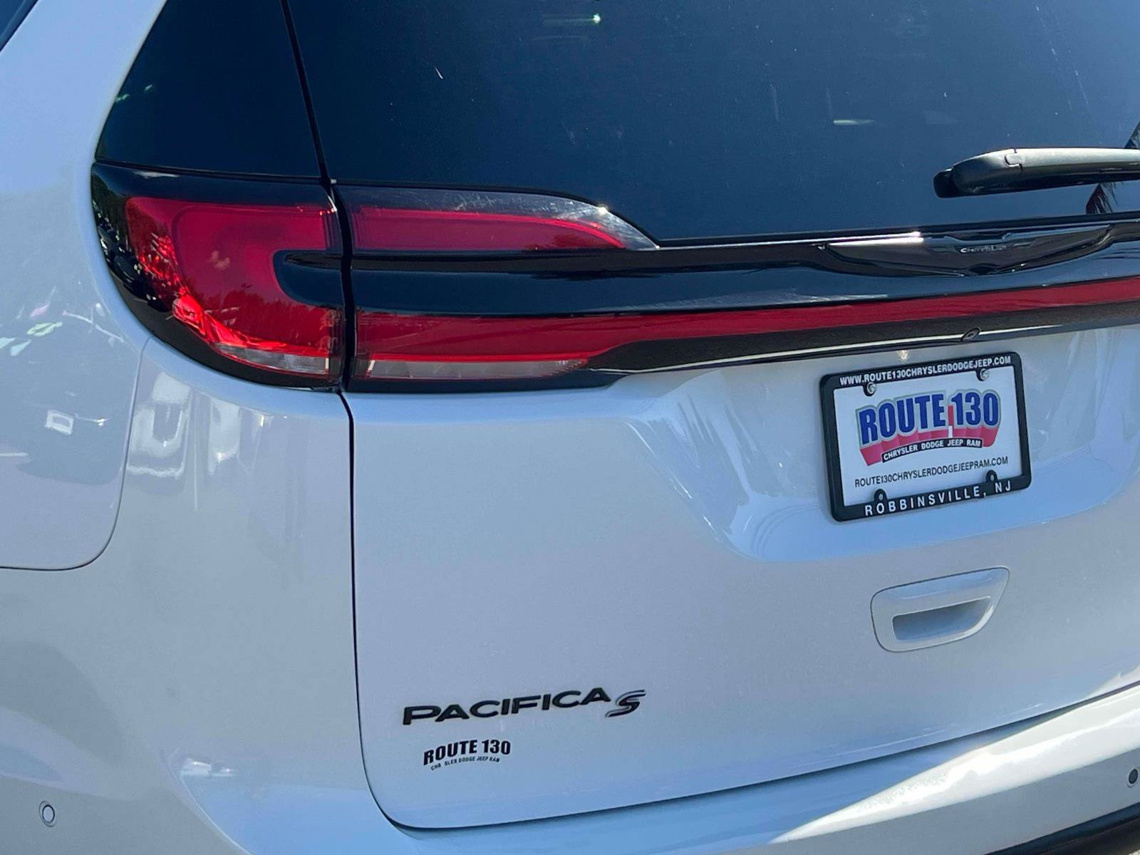 Used 2024 Chrysler Pacifica Limited FWD image 8