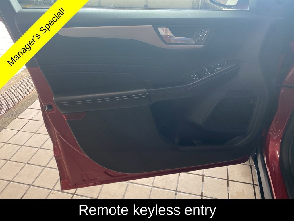 Used 2022 Ford Escape SEL w/ Equipment Group 302A AWD/4WD image 10